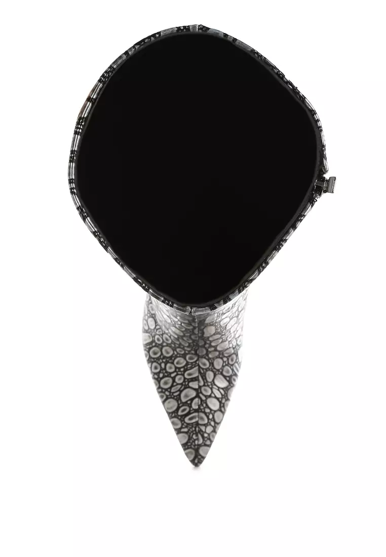 Sepatu bot kulit imitasi berbentuk sobek berwarna hitam