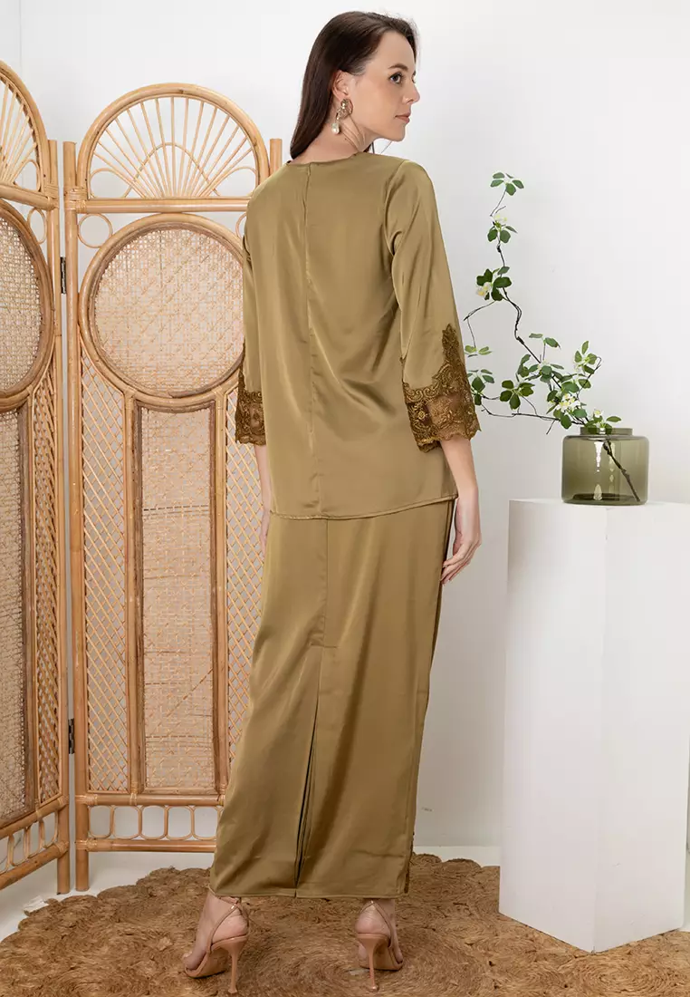 SERI Luxe Lace Sulam Baju Kurung Kedah Kipas Belakang in Olive Green Gold