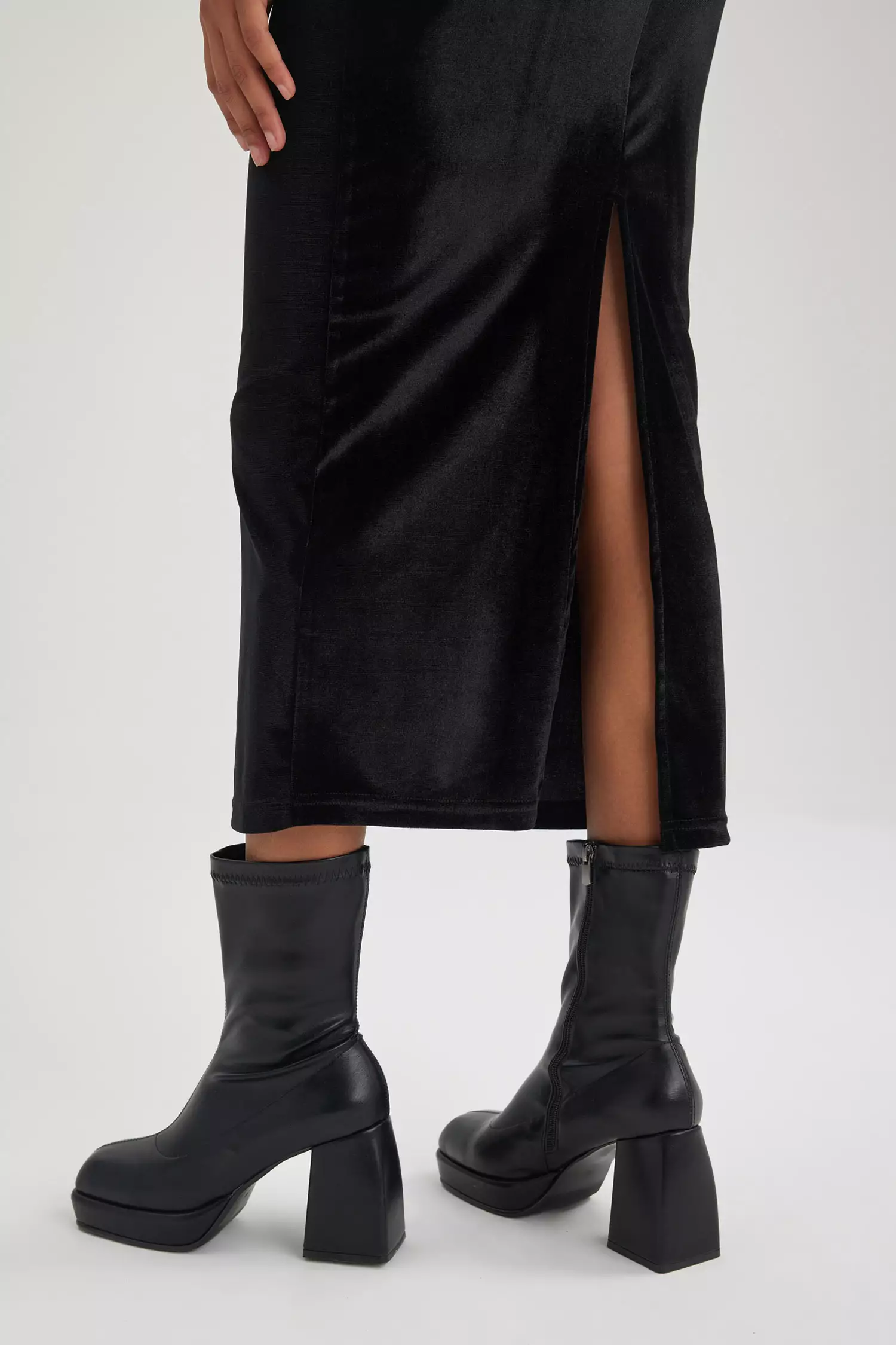 Buy DeFacto Slit Detailed Midi Skirt in BLACK 2024 Online