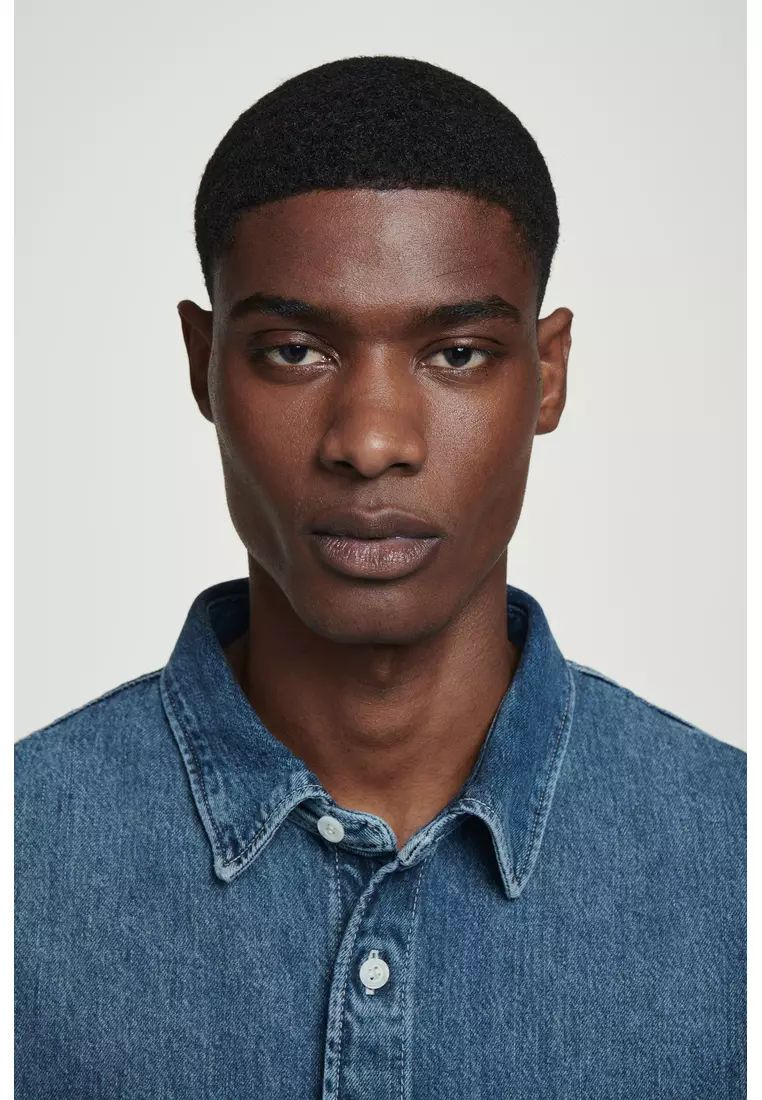 LIGHTWEIGHT SHORT-SLEEVED DENIM SHIRT