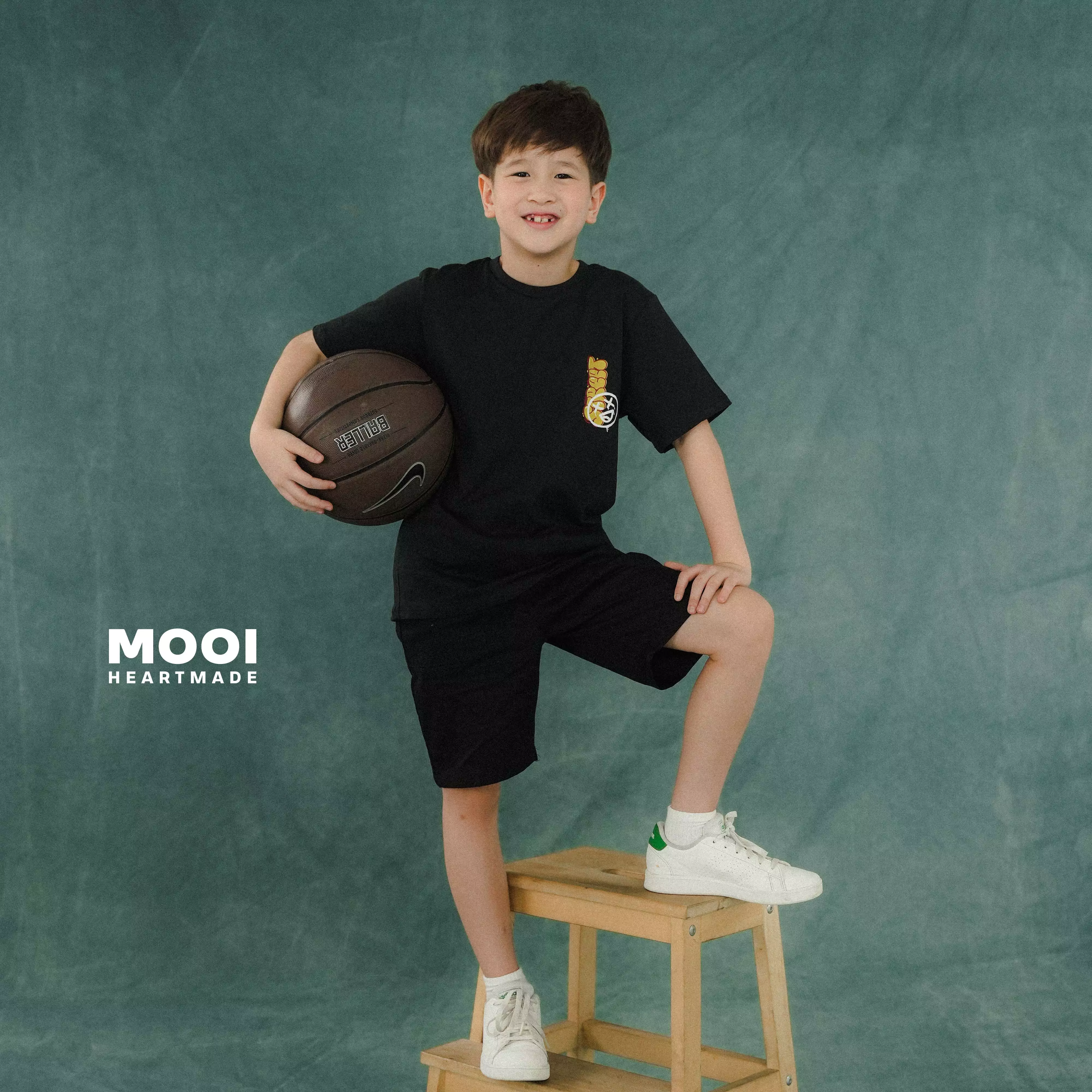 Mooi Kaos Anak Unisex T-shirt Graphic - Black
