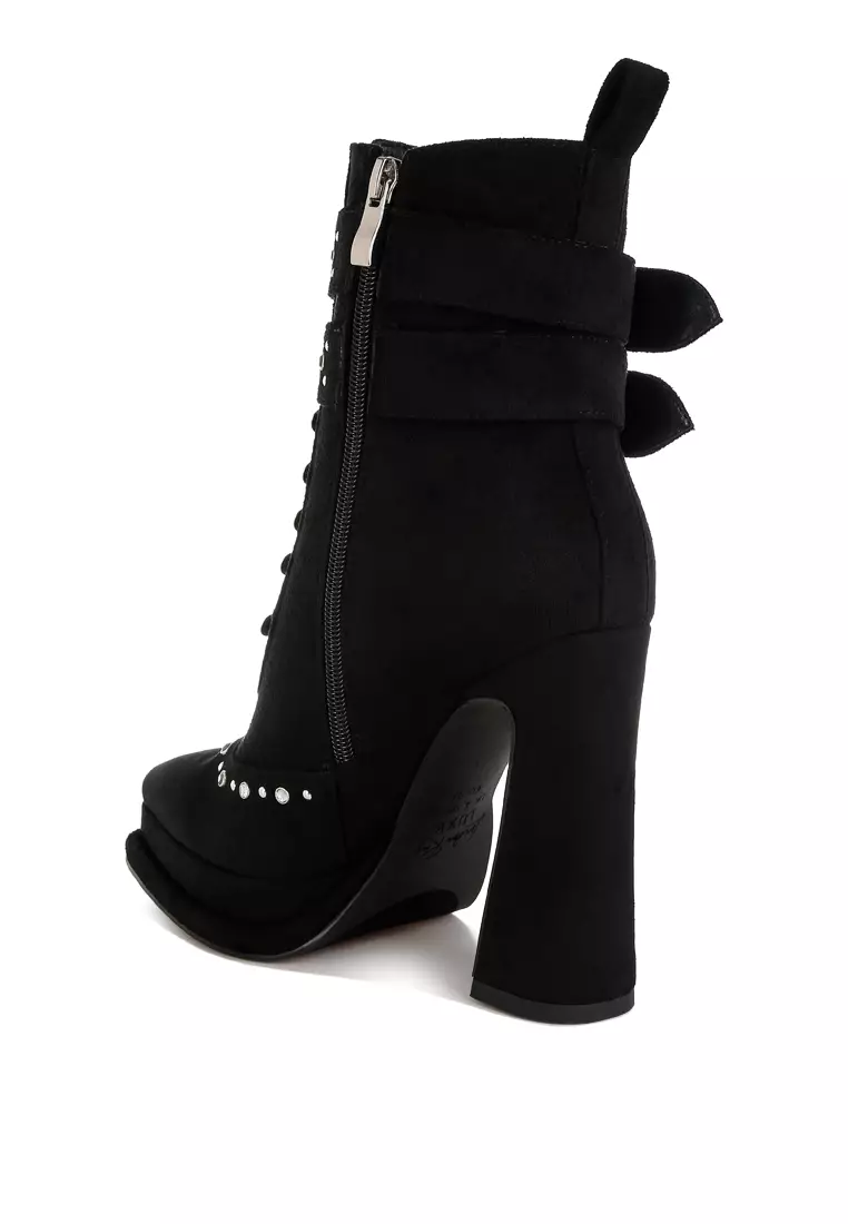 Sepatu bot bertali detail tali kekang warna hitam