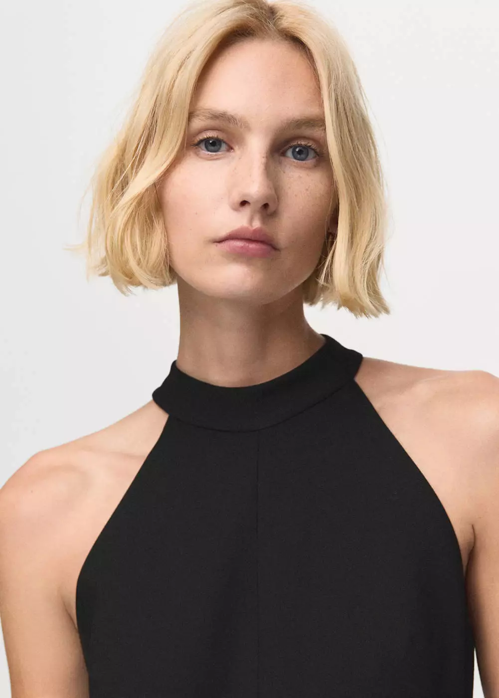 Halter neck jumpsuit dengan belt