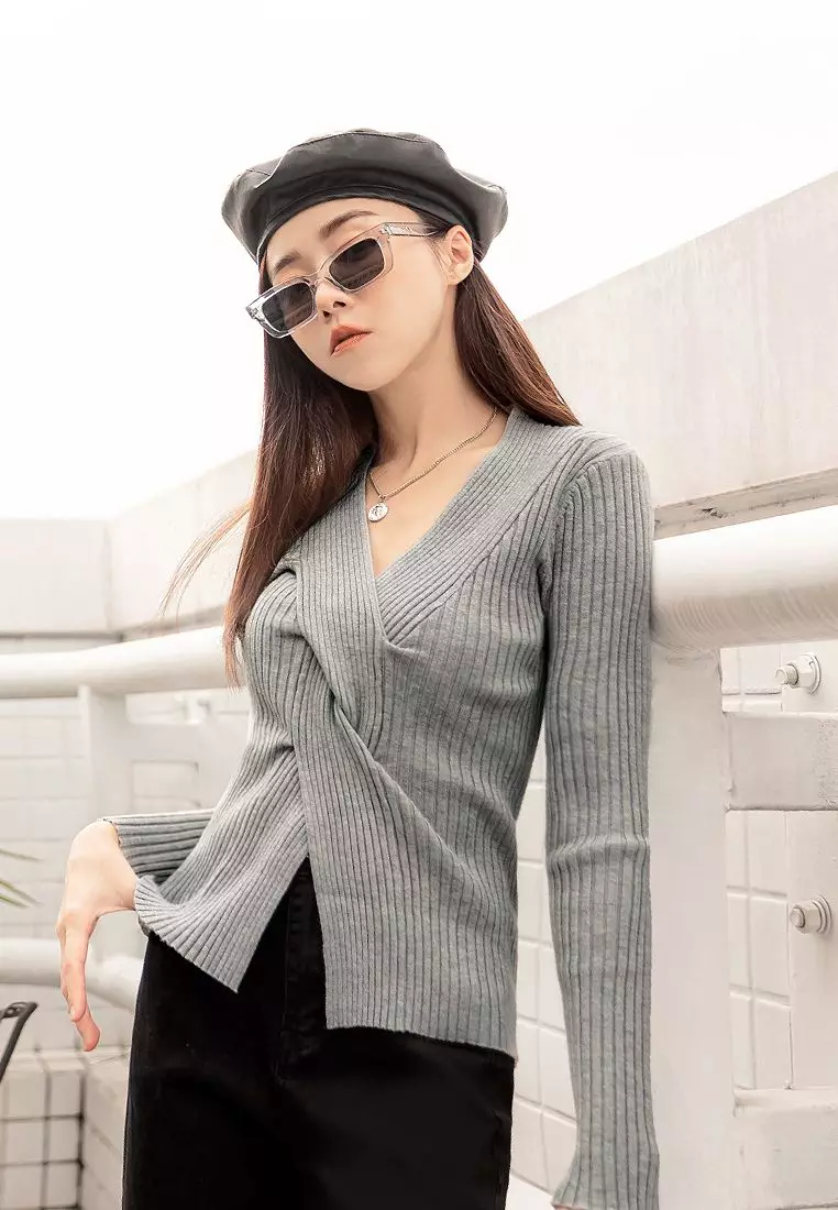 OB嚴選 性感V領造型扭結坑條針織長袖上衣《FA2625》
