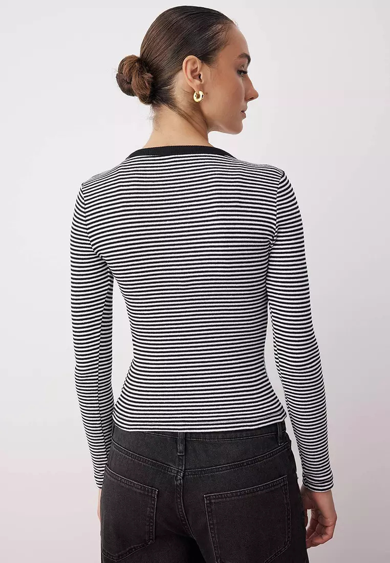 Black Crew Neck Buttoned Fitted/Fits The Body Flexible Ribbed Knitted Blouse