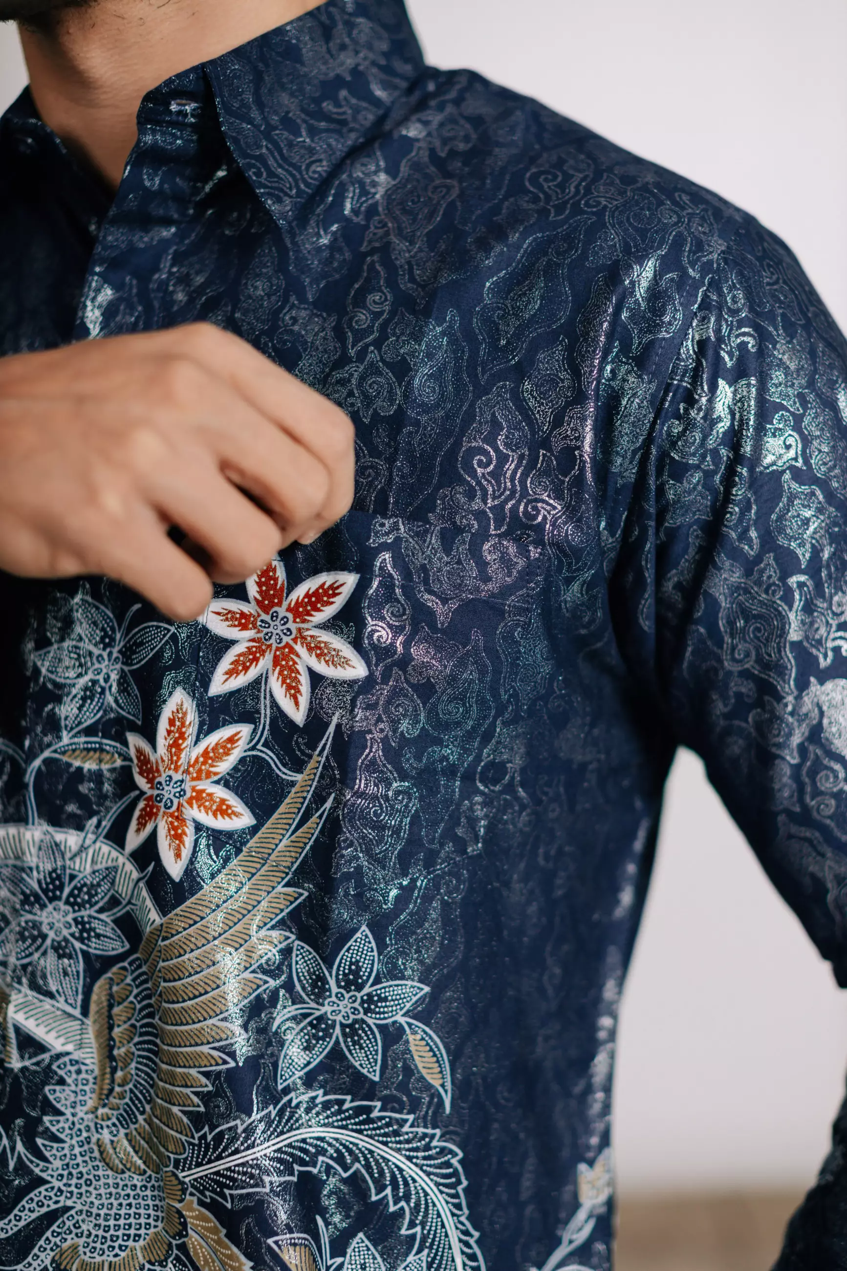 Adyatma Naratama Navy Blue Kemeja Batik Slim Fit Pria Lengan Panjang Katun Foil