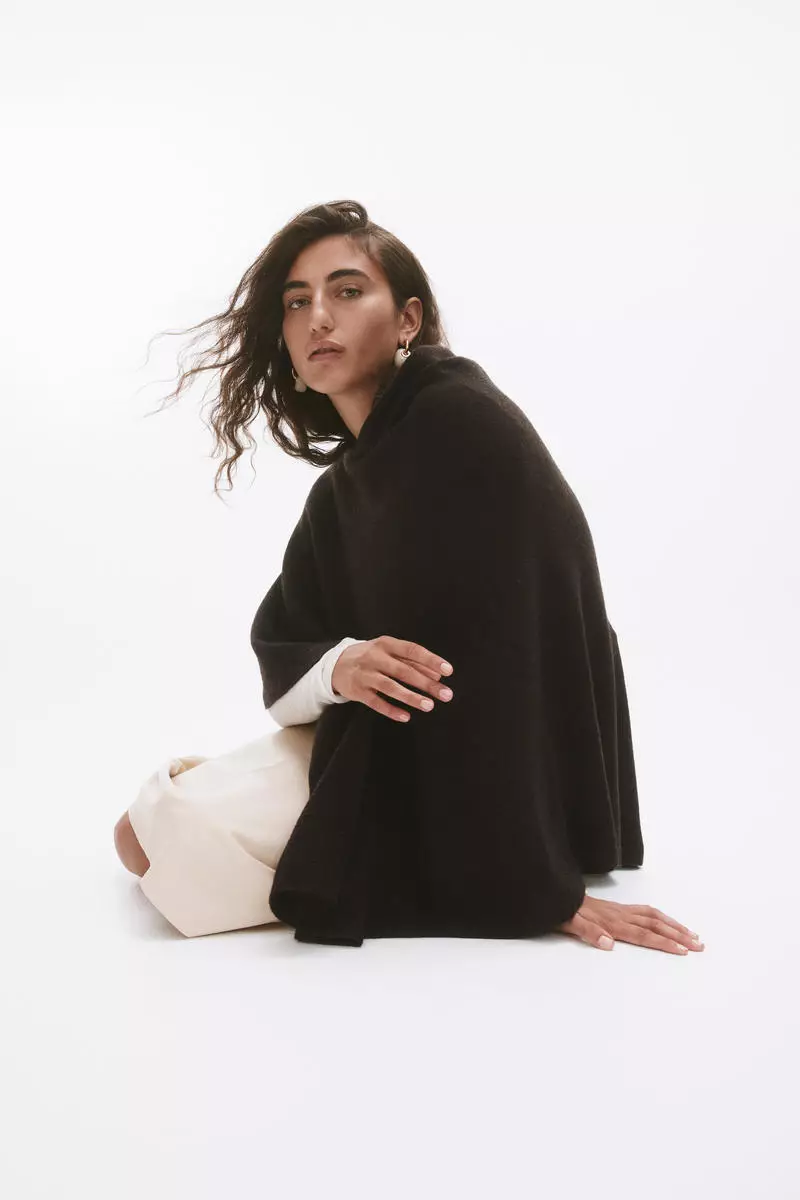 Fine-knit cashmere-blend cape
