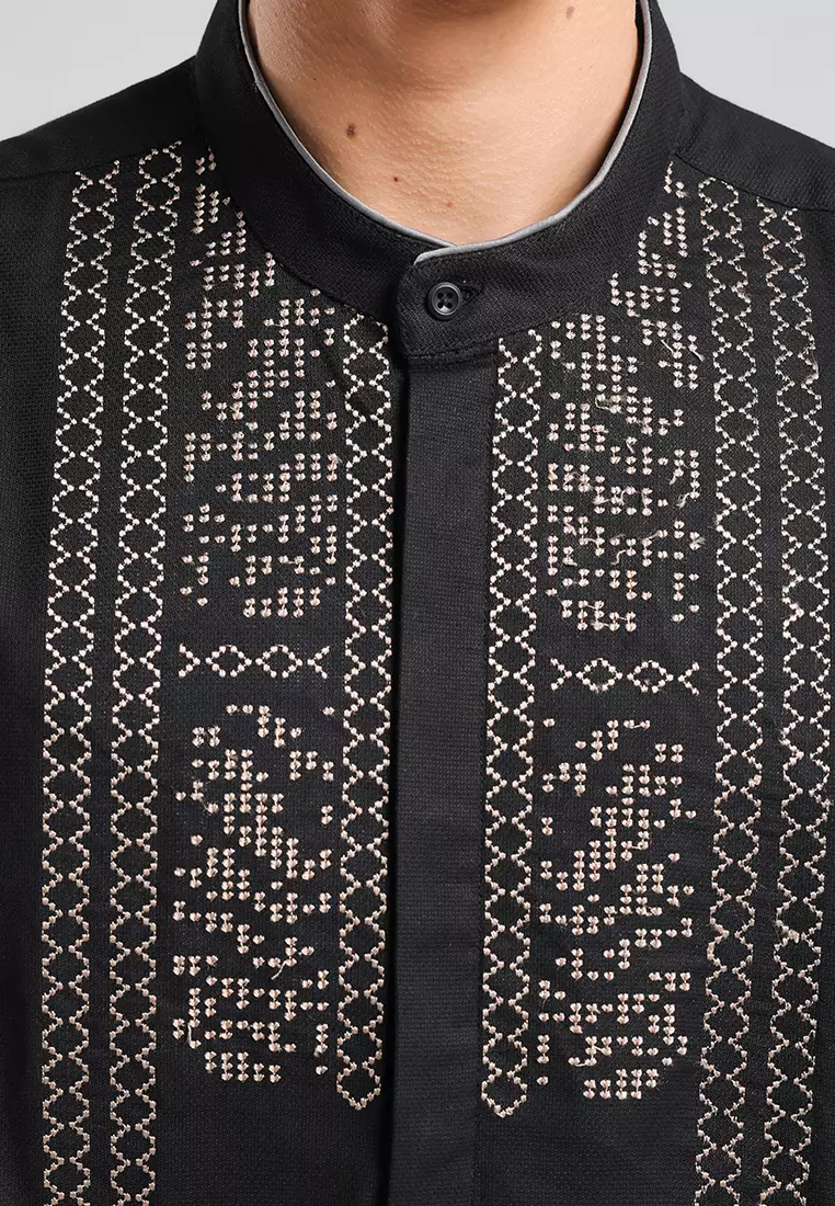 MANZONE X Adipati Dolken - Kemeja Koko Lengan Pendek Pria Basil Comfort Fit - Black Warna Black