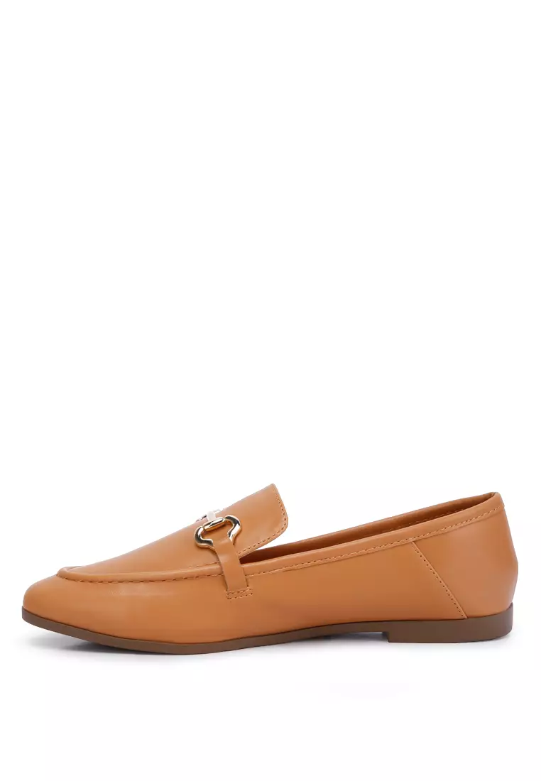 Sepatu Kulit Imitasi Berhias Horsebit dalam Warna Tan