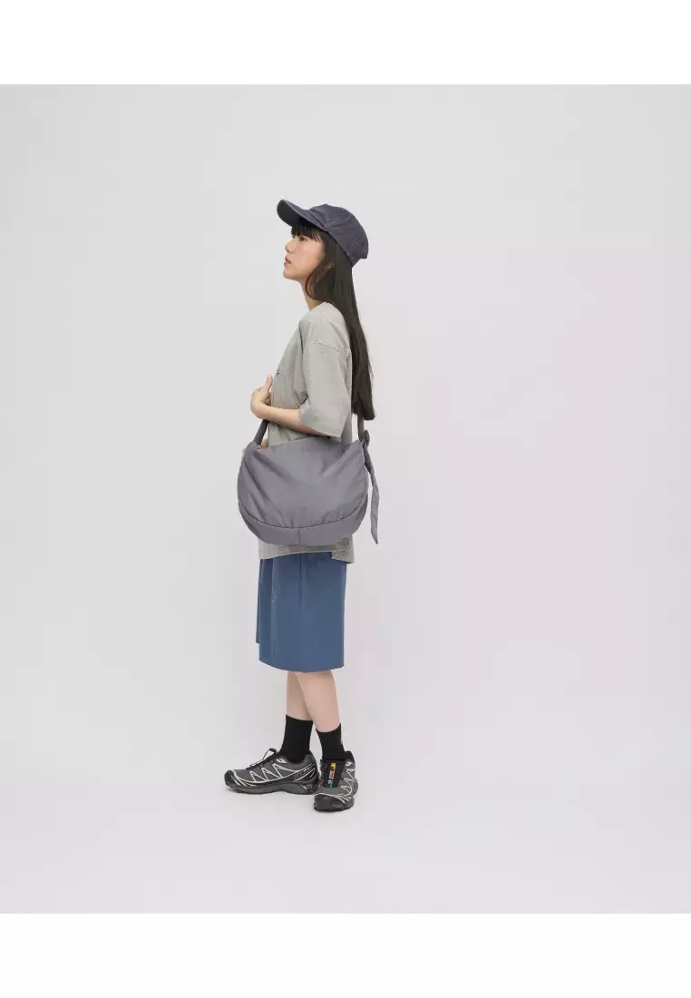 Plain-me  灰色闊帶雲朵半月包(中)