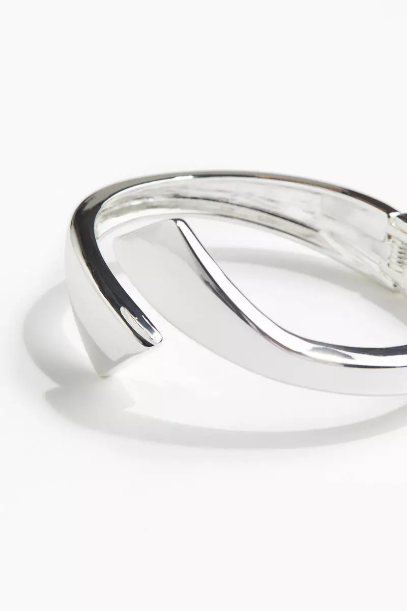 Hinged cuff bracelet