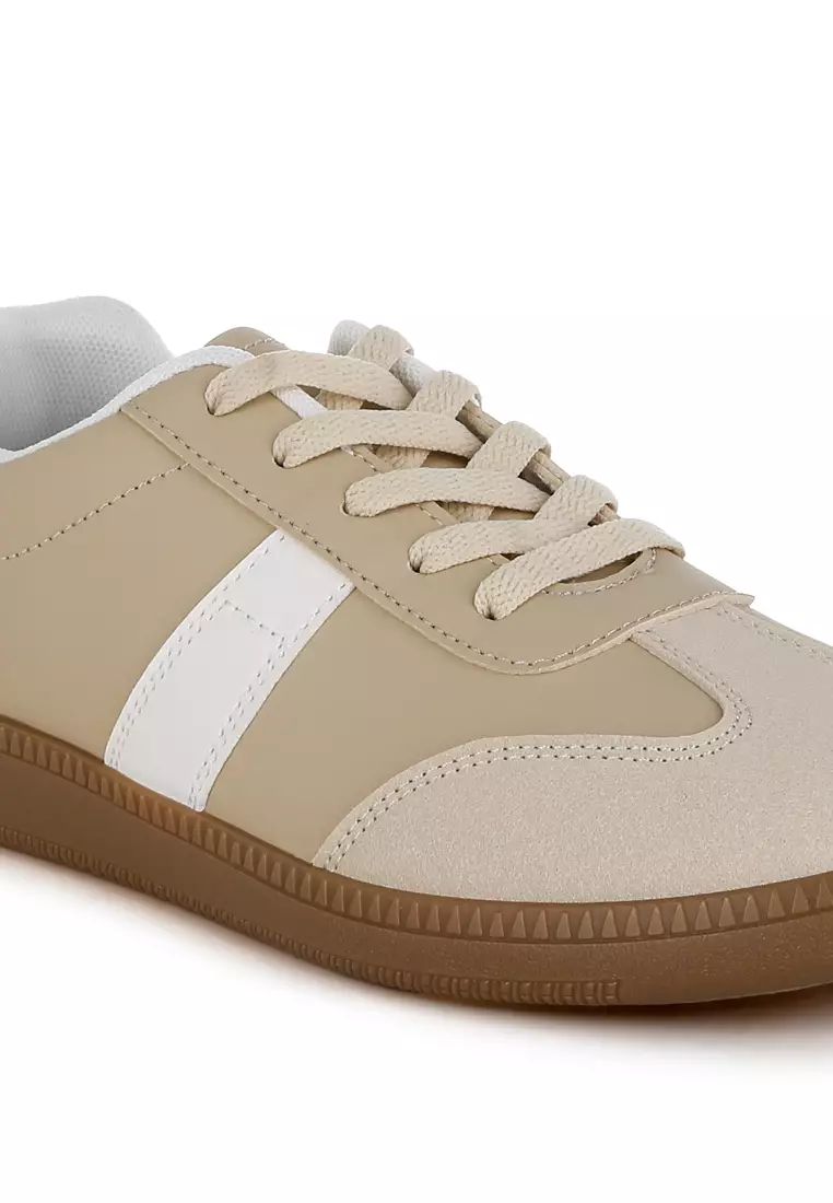 Sepatu Kets Platform Bertali Klasik Warna Beige