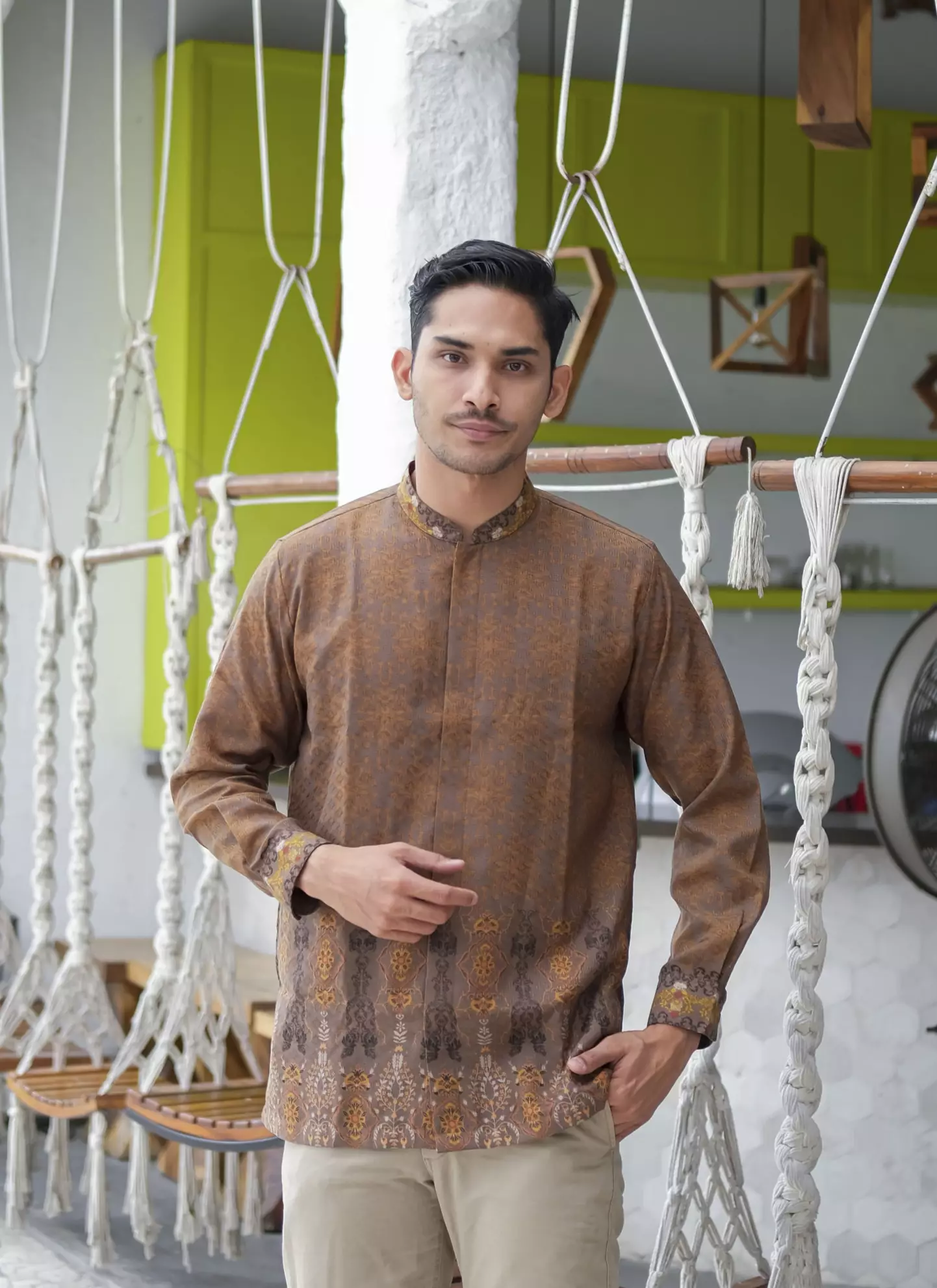 Mahalaya Brown Kemeja Pria  Koko Panjang Regular Fit Furing