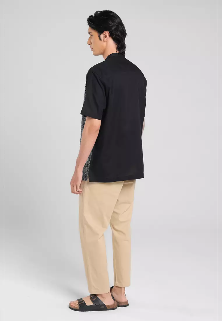 MANZONE X Adipati Dolken - Kemeja Koko Lengan Pendek Pria Makarim Comfort Fit - Black Warna Black