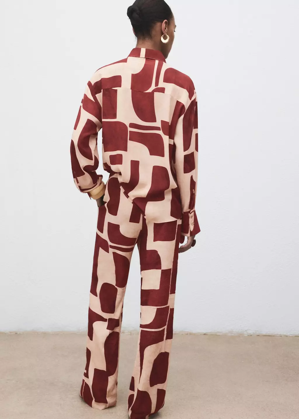 Celana flowy dengan motif geometris