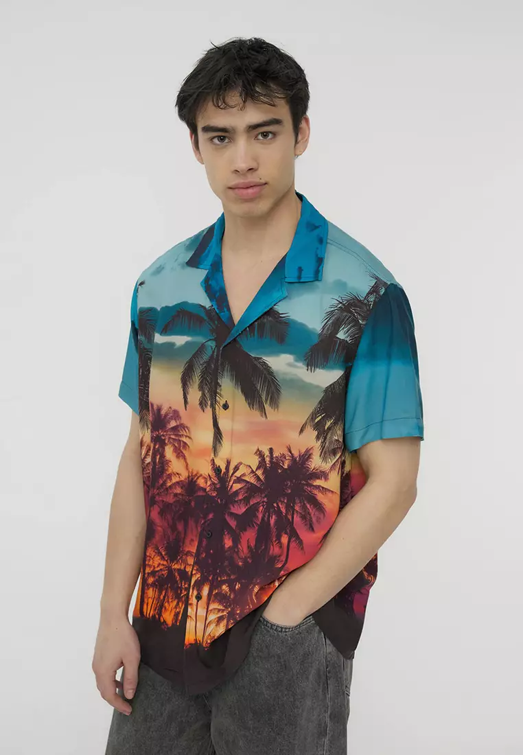 Man Short-Sleeved Shirt