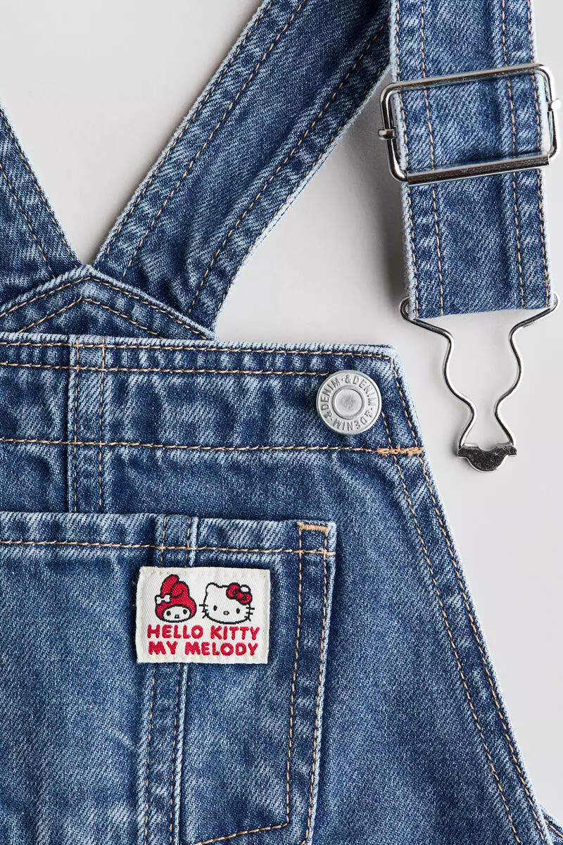 Printed denim dungarees