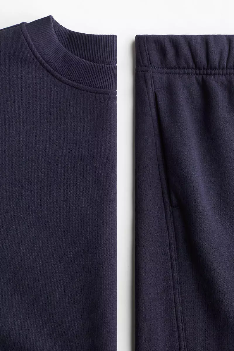 2-piece sweatshirt and joggers set