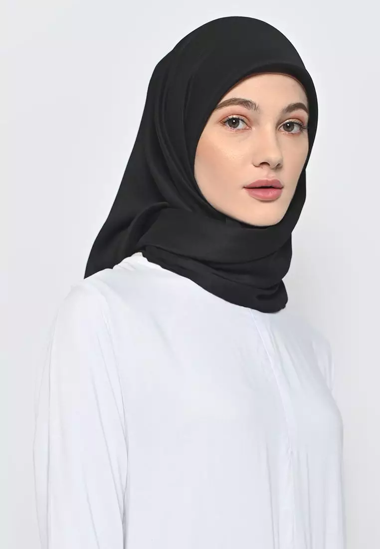 Hijab Segi Empat Voal Lily Jahit Tepi Black
