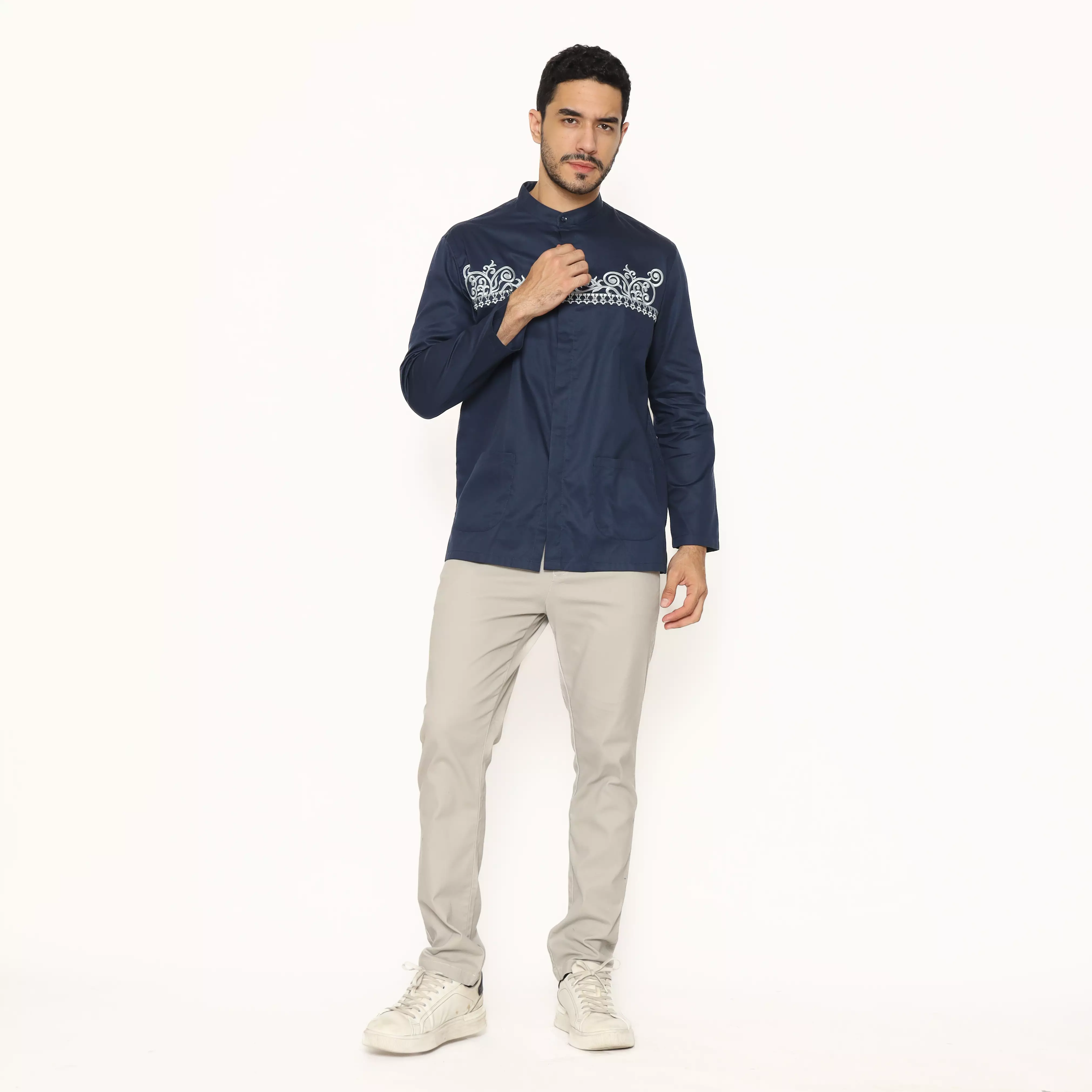 Lawell Baju Koko Pria Bordir Lengan Panjang Modern Fit Warna Navy – LAQKFLBKQG101QCTNQNM