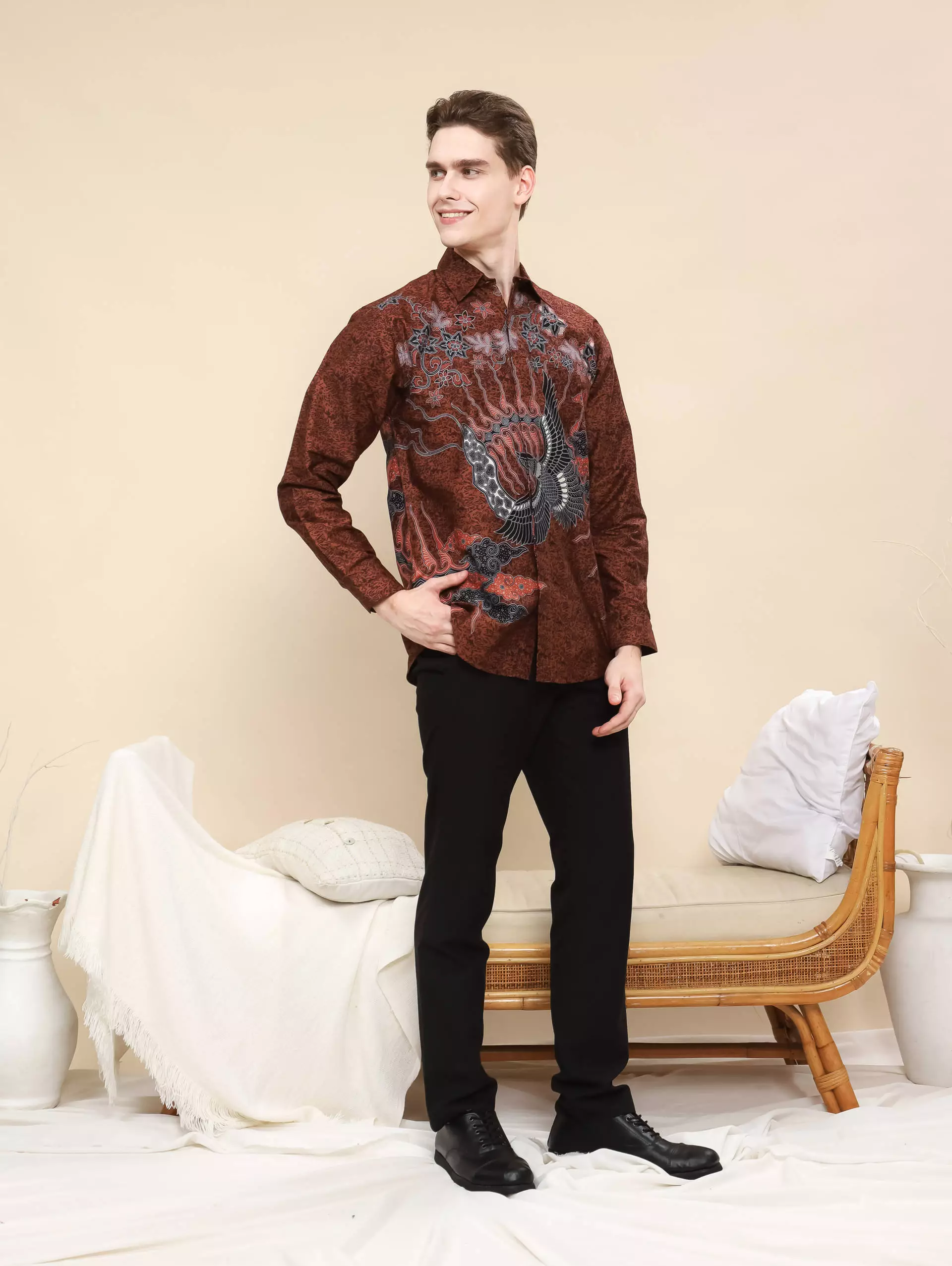 Priyanka Brown Kemeja Batik Slim Fit Pria Lengan Panjang Katun