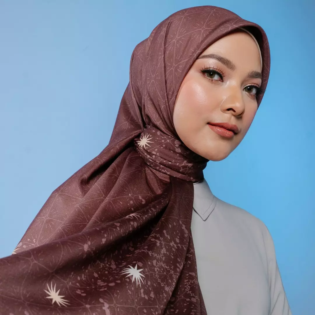 ELIANA Scarf Dark Brown - Kerudung Hijab Segiempat Motif With Pouch Ziplock - Bahan Poly Fine - Ukuran 110x110