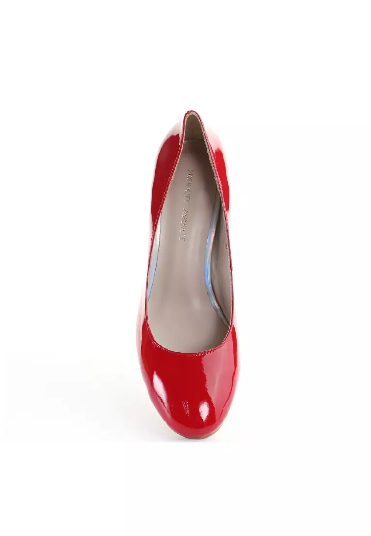 Red patent on sale pumps round toe