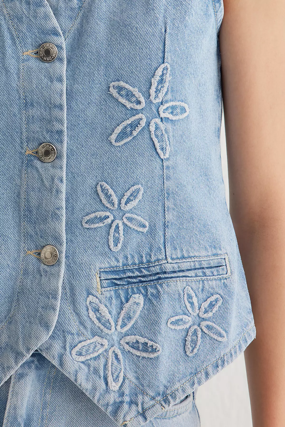 Light Blue Floral Embroidered V Neck Denim Vest TWOSS25YE00003
