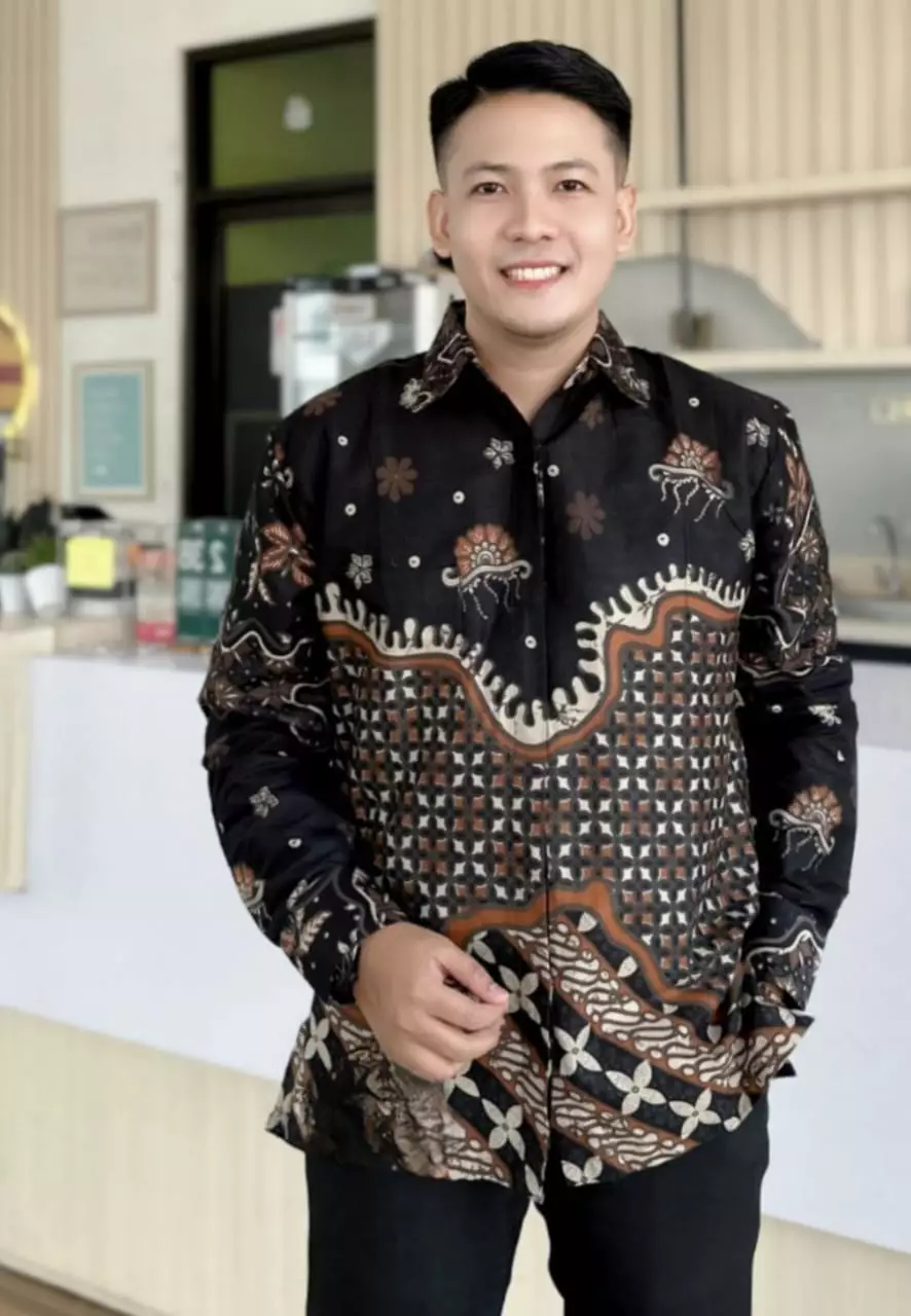 Almand Hitam Kemeja Batik Pria Premium Slimfit Modern Lengan Panjang ALN