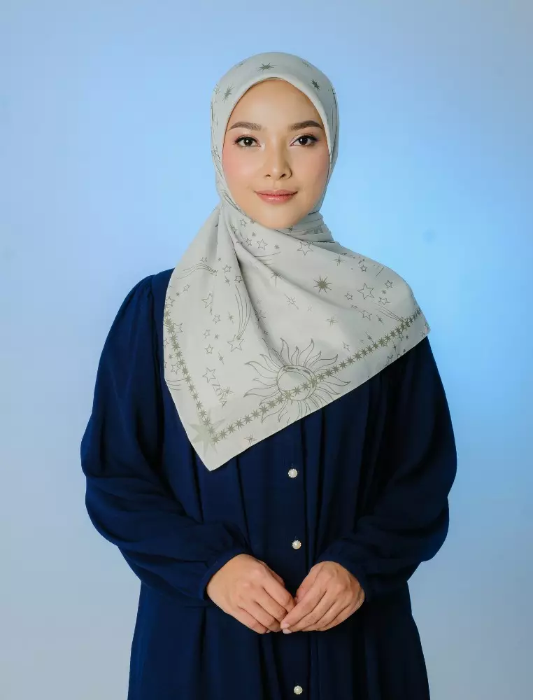 AMBERLY Scarf Silver Cream - Kerudung Hijab Segiempat Motif With Pouch Ziplock - Bahan Poly Fine - Ukuran 110x110