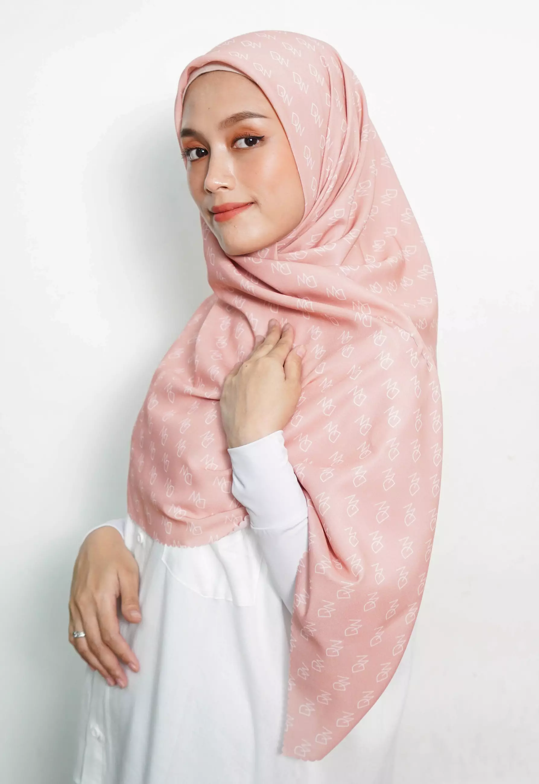 WK057 Kerudung Segi Empat Rose Gold Anti Mleyot Anti Kusut Motif Premium Monogram DAW Project