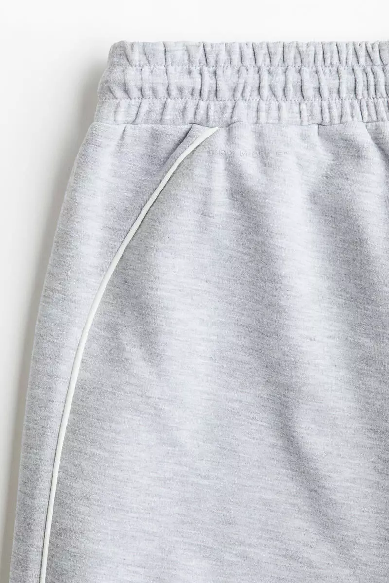 Loose Fit Sports shorts with DryMove™