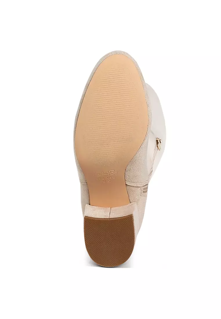 Sepatu Bot Selutut dengan Detail Tali Serut Minimal Warna Beige