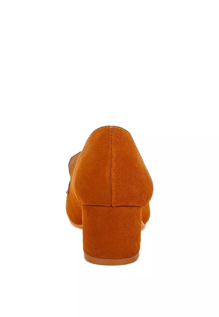 Detail Rumbai Sepatu Suede dalam warna Tan