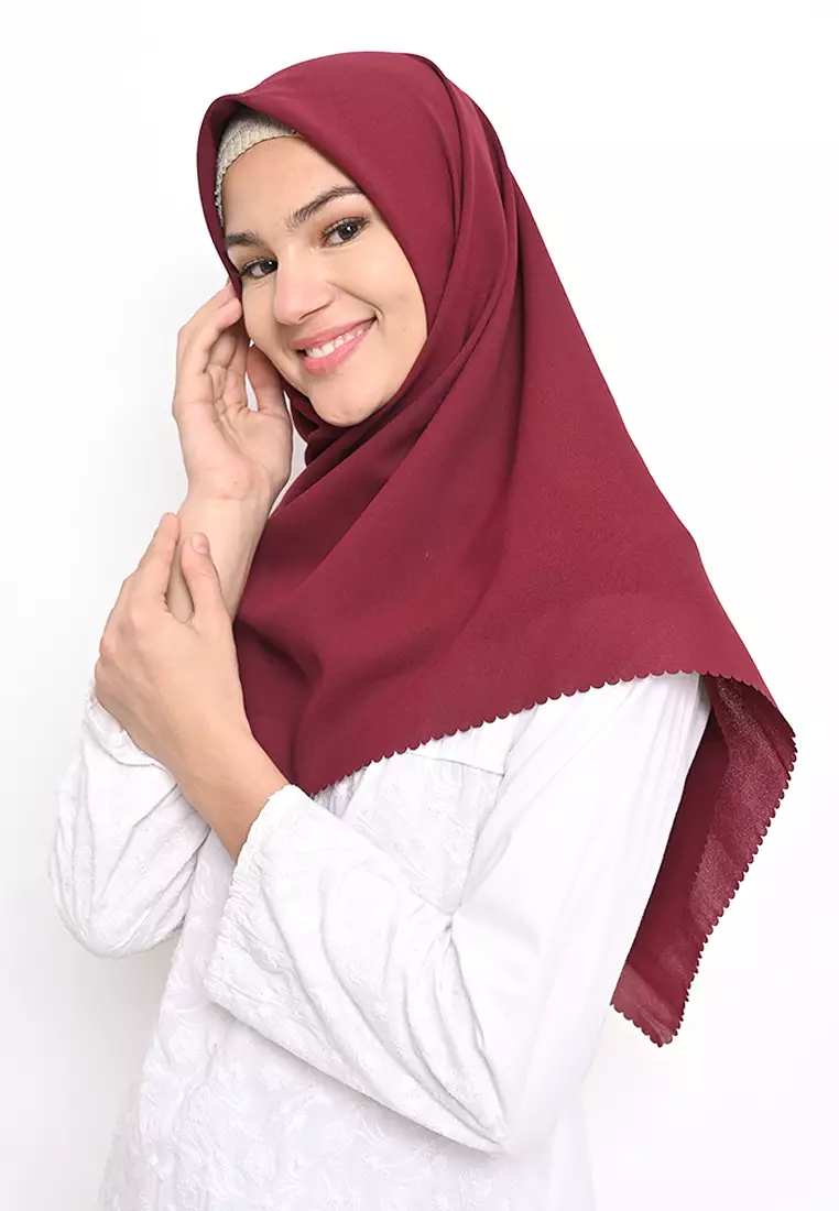 Hijab Segi 4 Lasercut Diamond Maroon