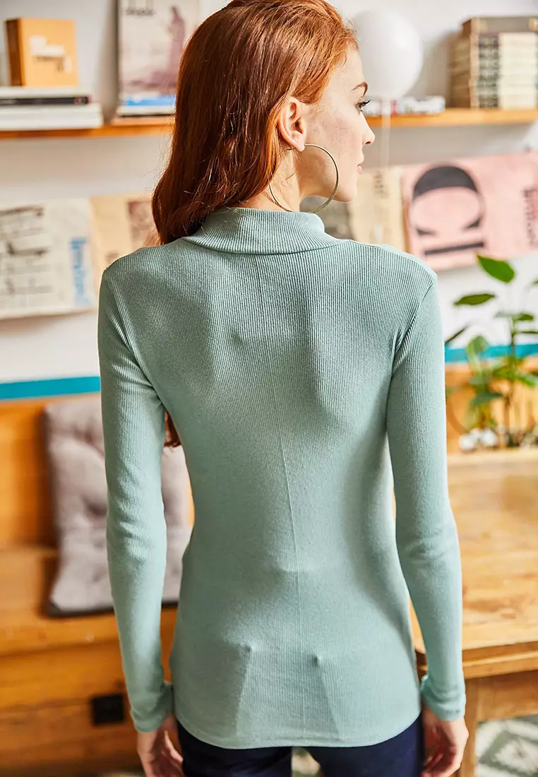 Zippered Turtleneck Lycra Top