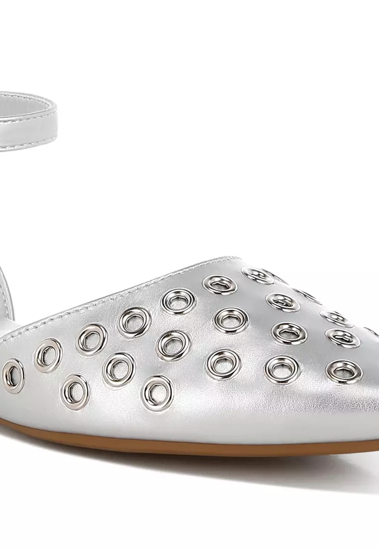 Sandal Datar Detail Lubang Tali Metalik Warna Silver