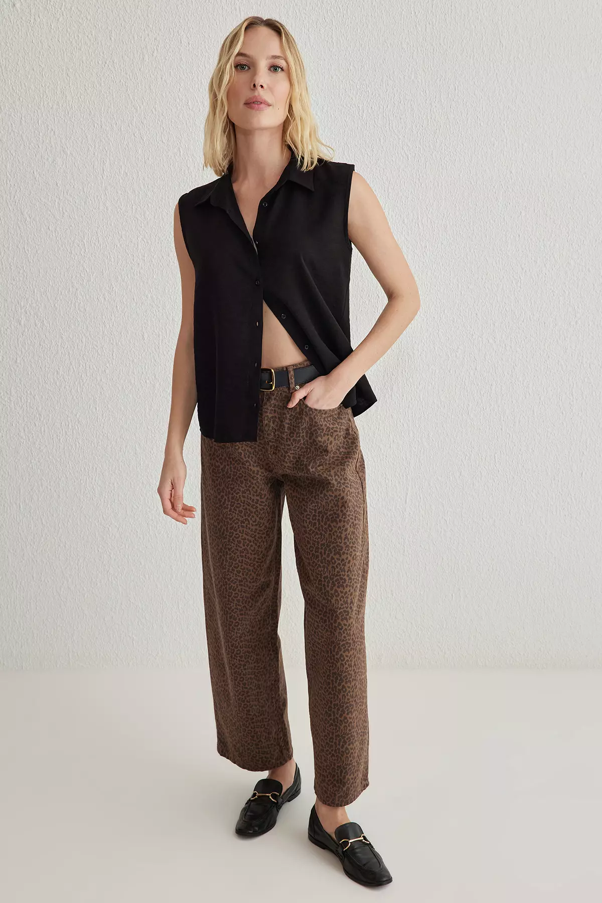 Black Plain Sleeveless Regular Shirt