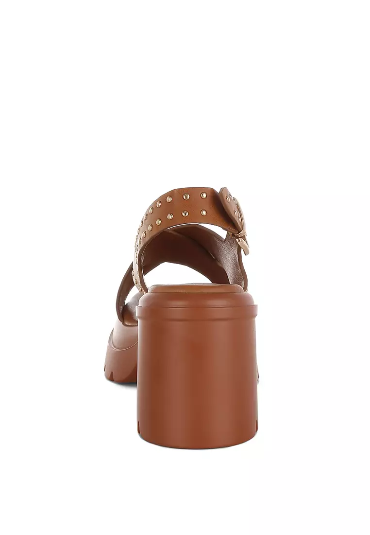 Sandal hak blok berhias stud warna cokelat