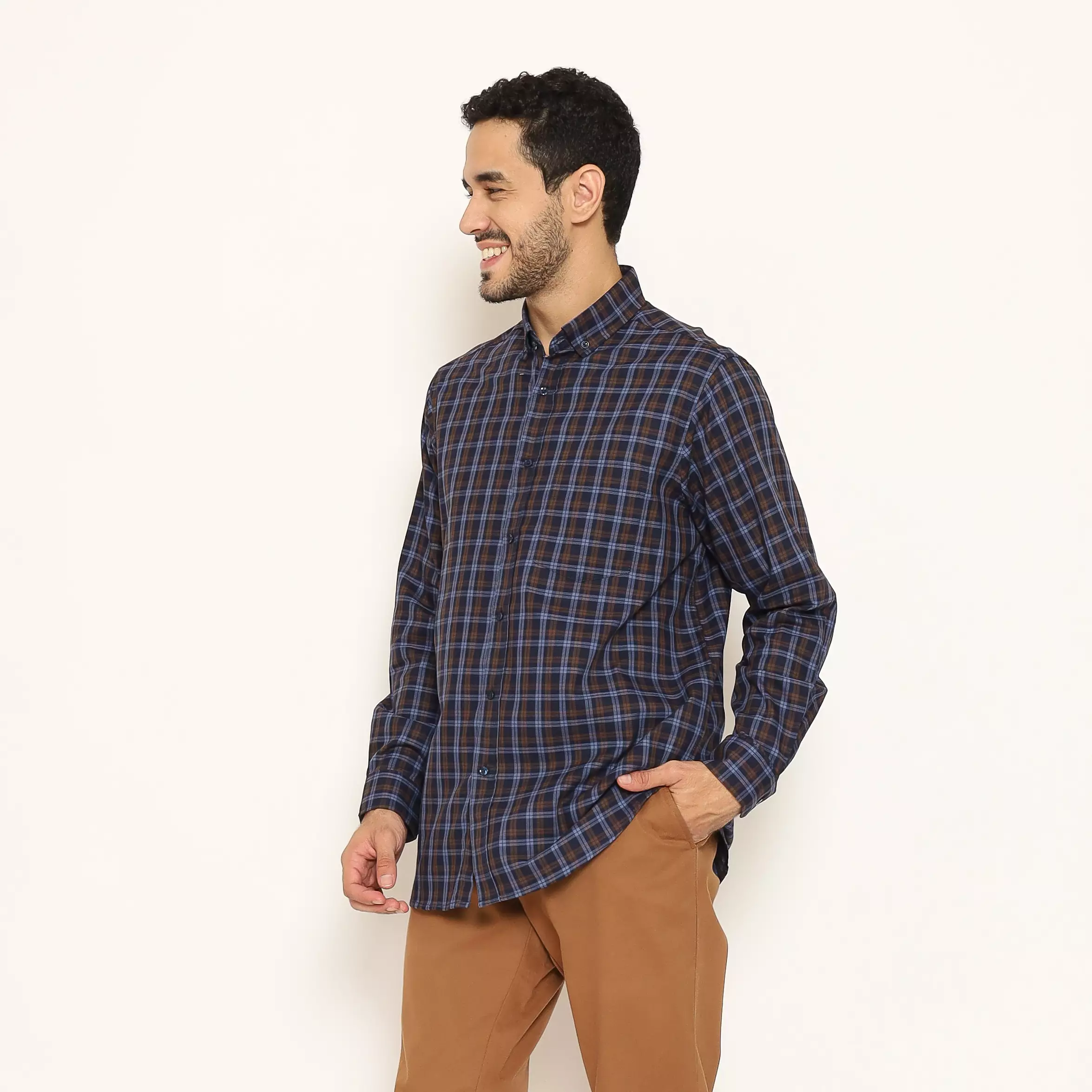 Lawell Kemeja Pria Lengan Panjang Kotak-Kotak Regular Fit Warna Navy - RAFA-MLRF