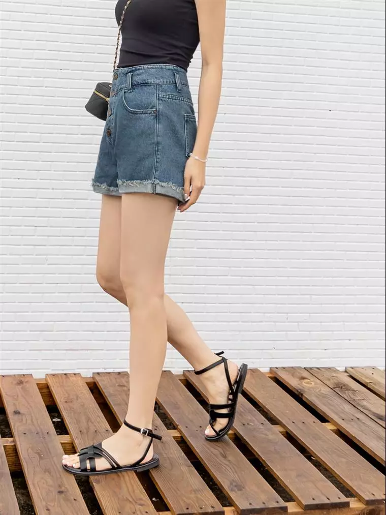 棉質牛仔高腰收腹排釦反褶短褲《BA4710》