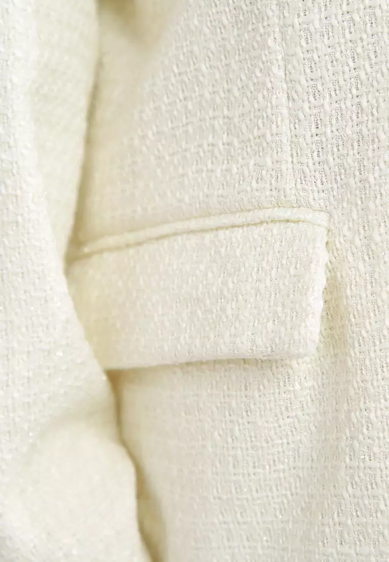 Blazer Kebesaran Berhias Payet dalam Warna Putih