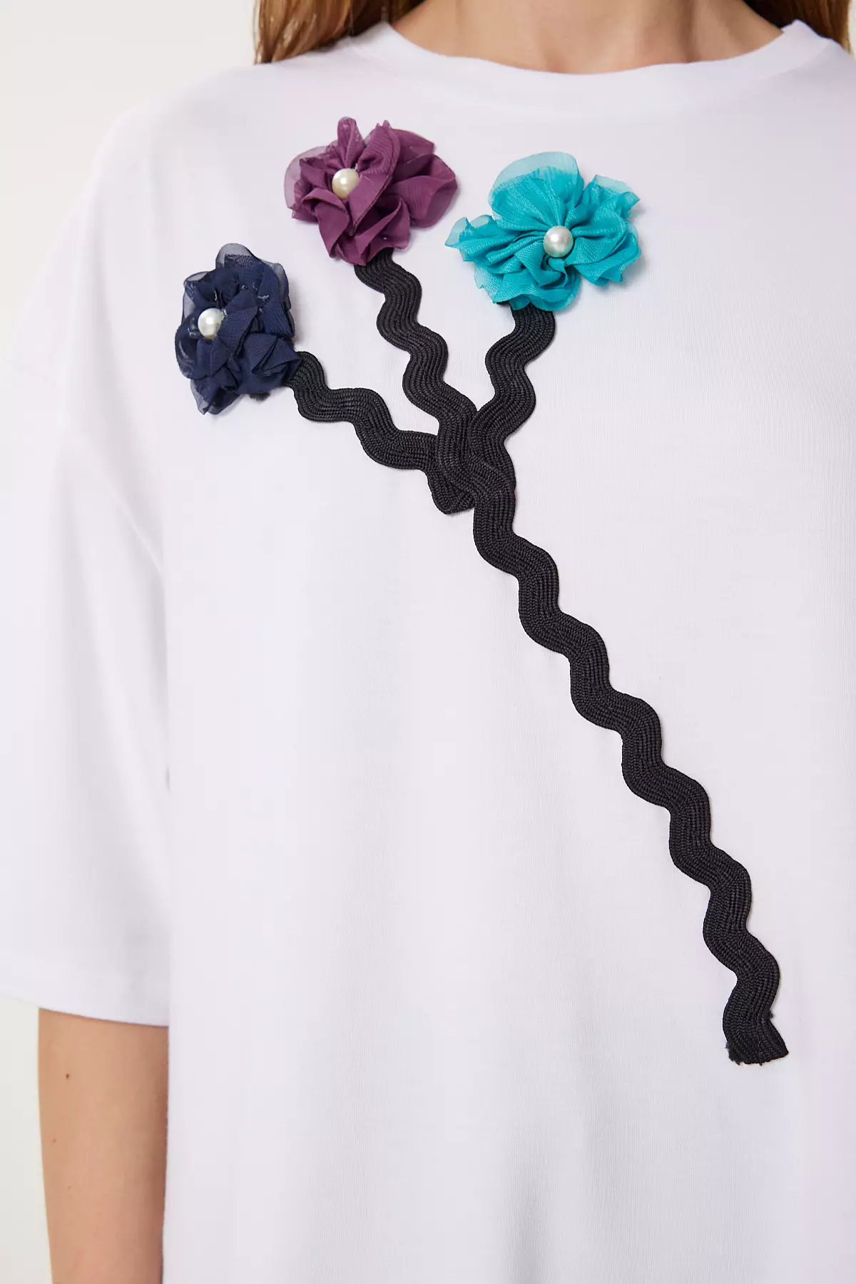 Women's White Flower Detailed Back Low-Cut Knitted T-Shirt Tp00086