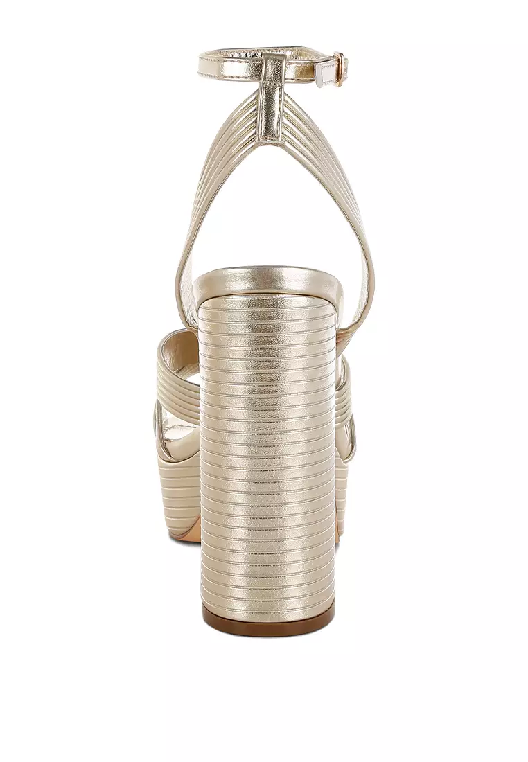 Sandal Hak Metalik dengan Tali Pergelangan Kaki Warna Emas