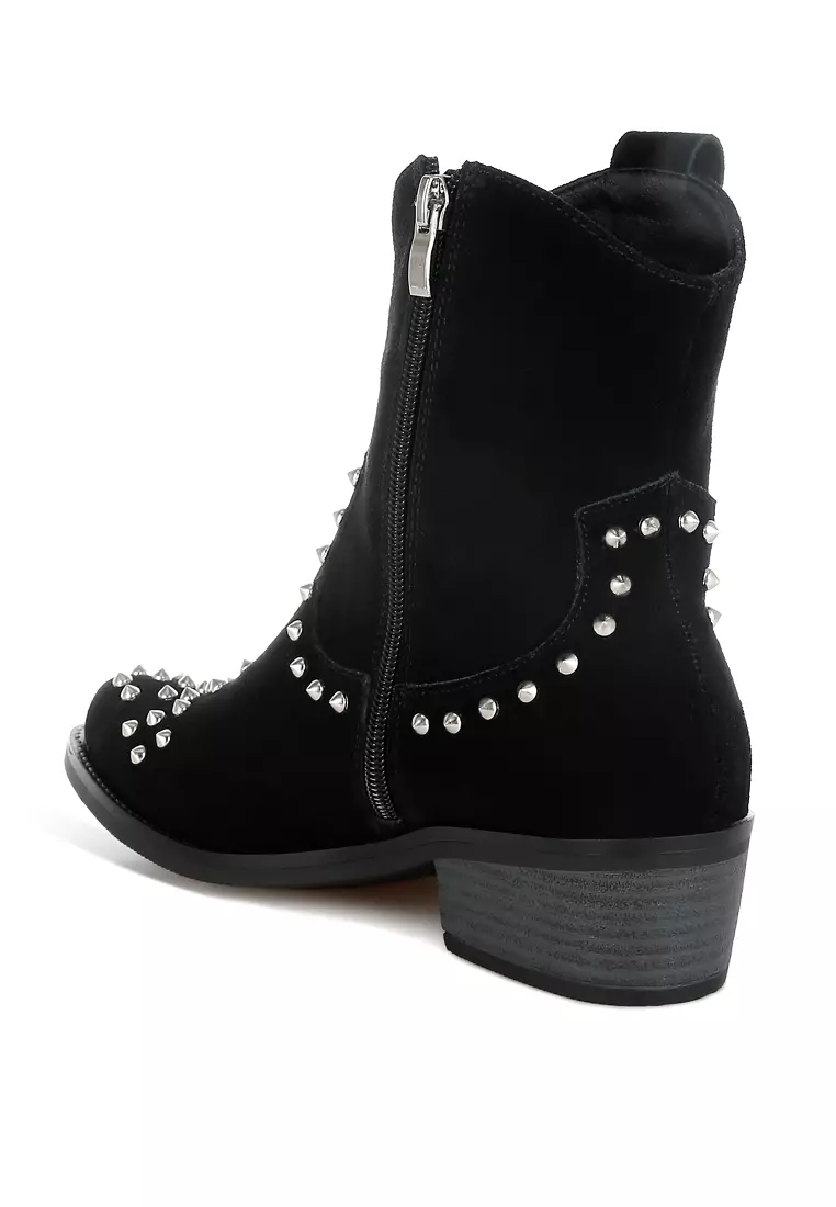 Sepatu bot koboi berhias kancing berwarna hitam