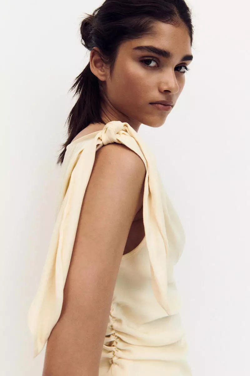 Asymmetric tie-detail top