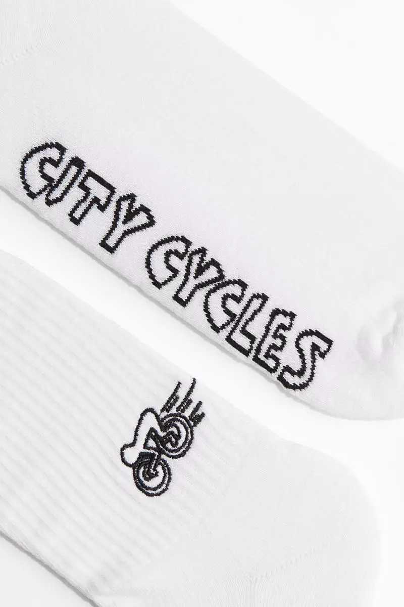 Motif-detail socks