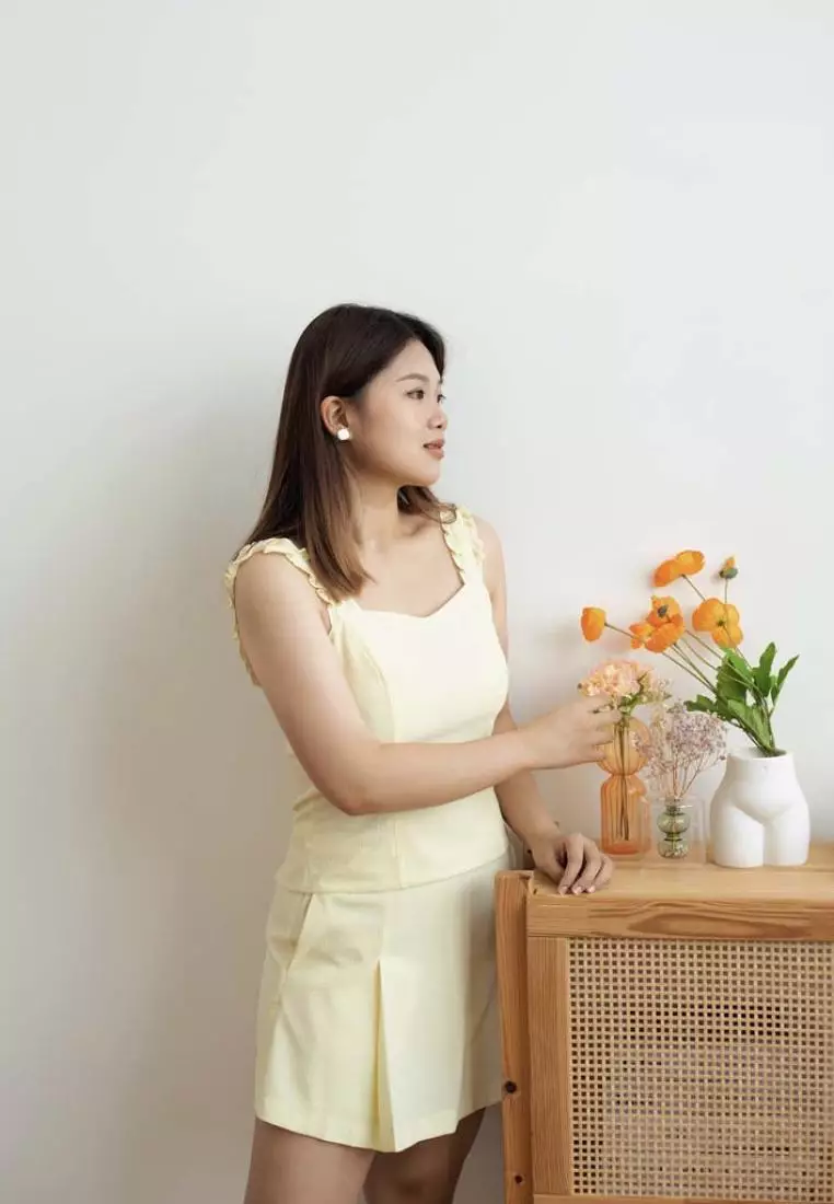 SHORT SKIRT WITH SLIT