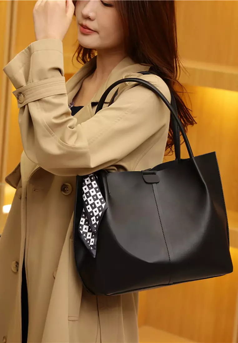 Plain black best sale leather tote bag