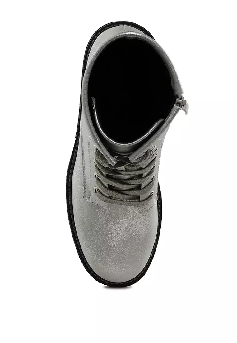 Sepatu Bot Renda Tekstur Metalik dalam Warna Perak